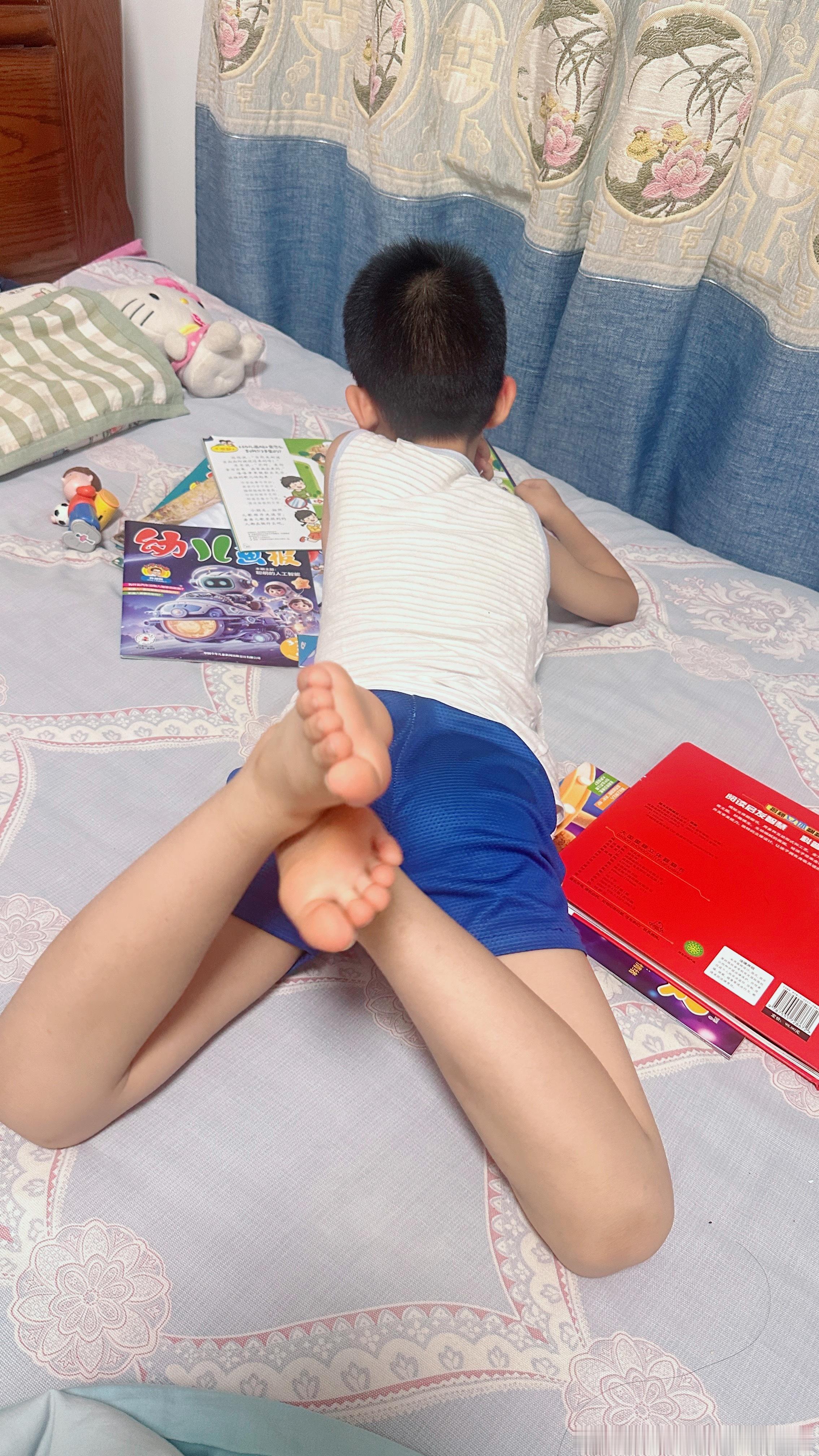 10点17了润润还在看书我让他睡觉他说再看一会 咱也不知道他这个姿势舒不舒服润润