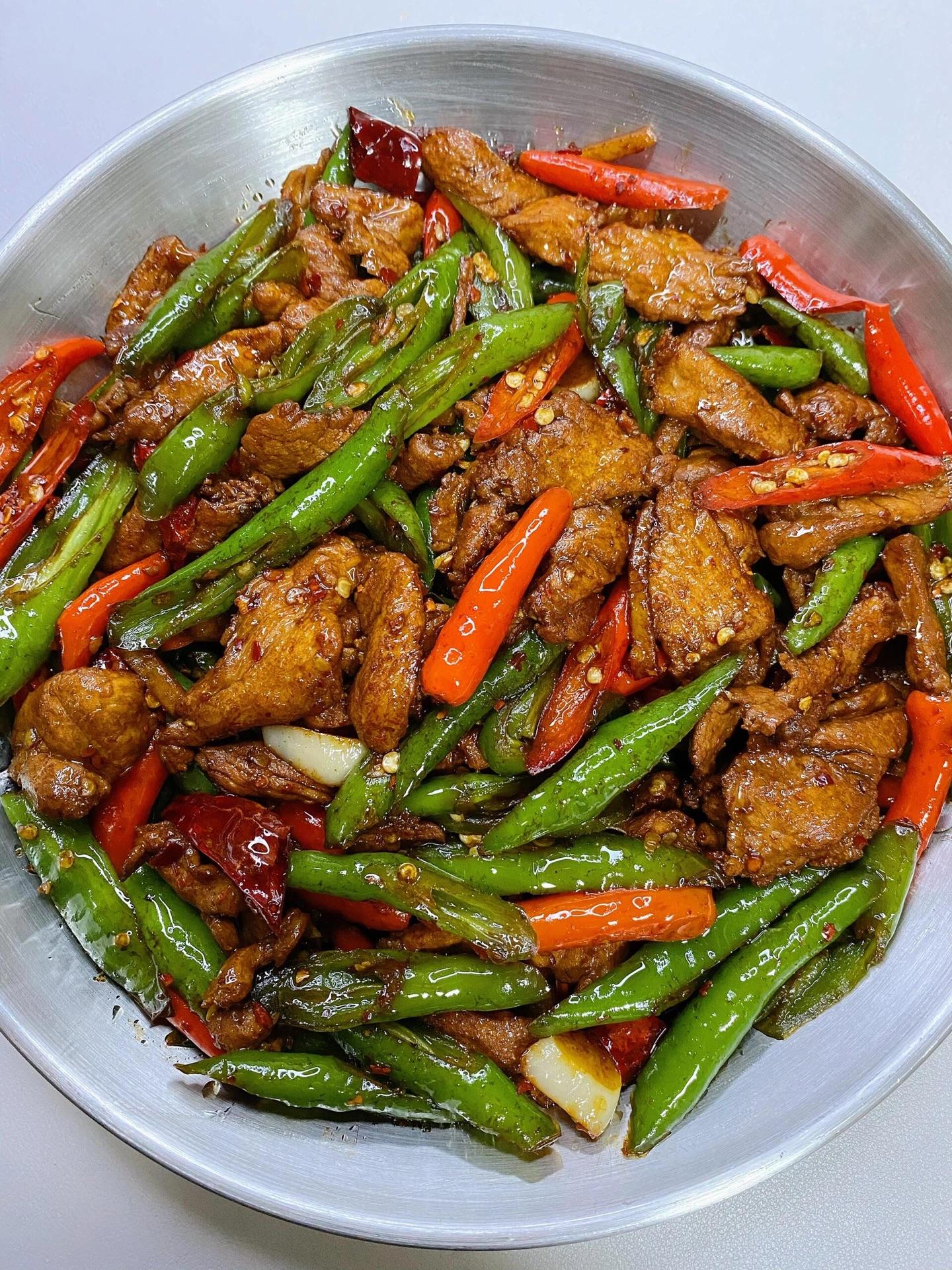 这样的小炒肉谁能不爱呢。🍉食材： 瘦肉、青红辣椒、姜蒜、千红辣椒 ?...
