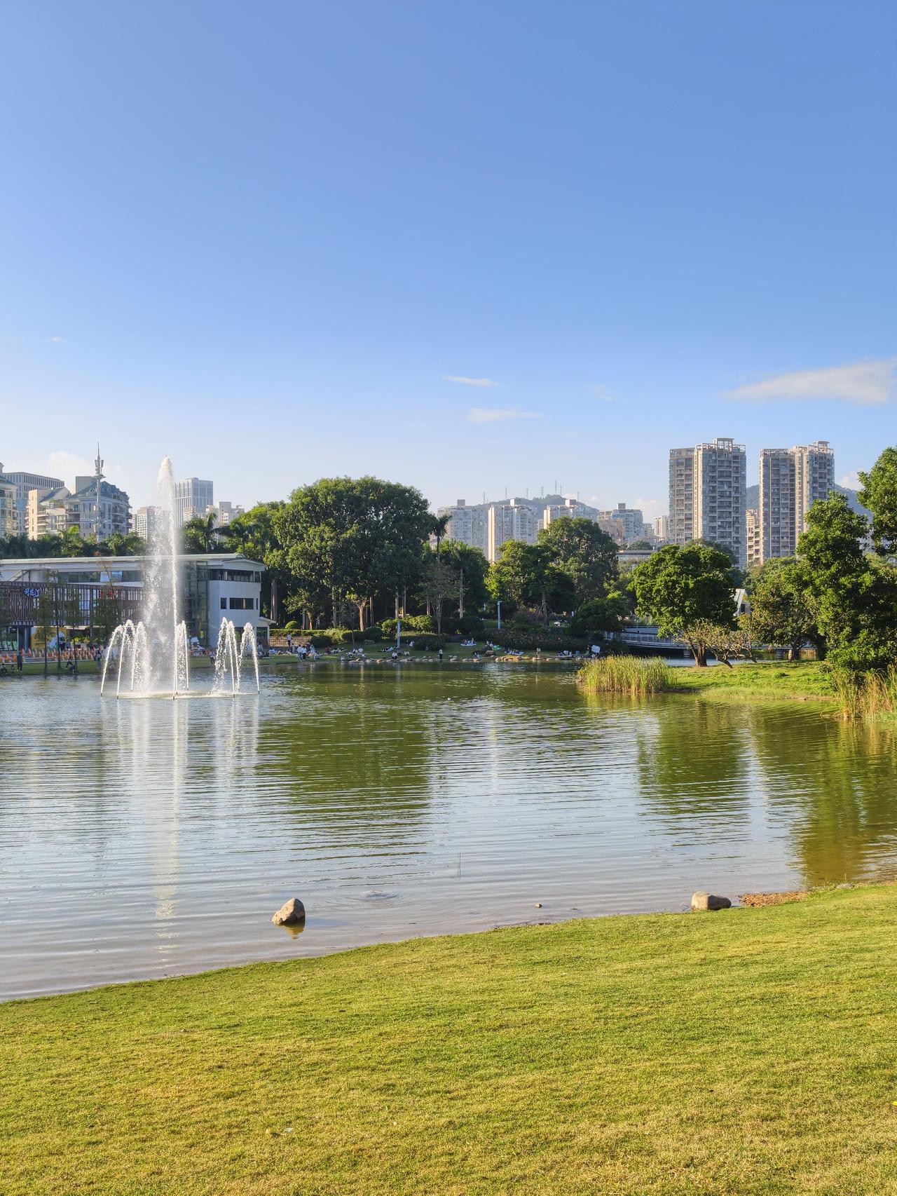 凡是把老人摆在很高位置的普通家庭，基本上都会走下坡路。

传统观念里，孝是天经地