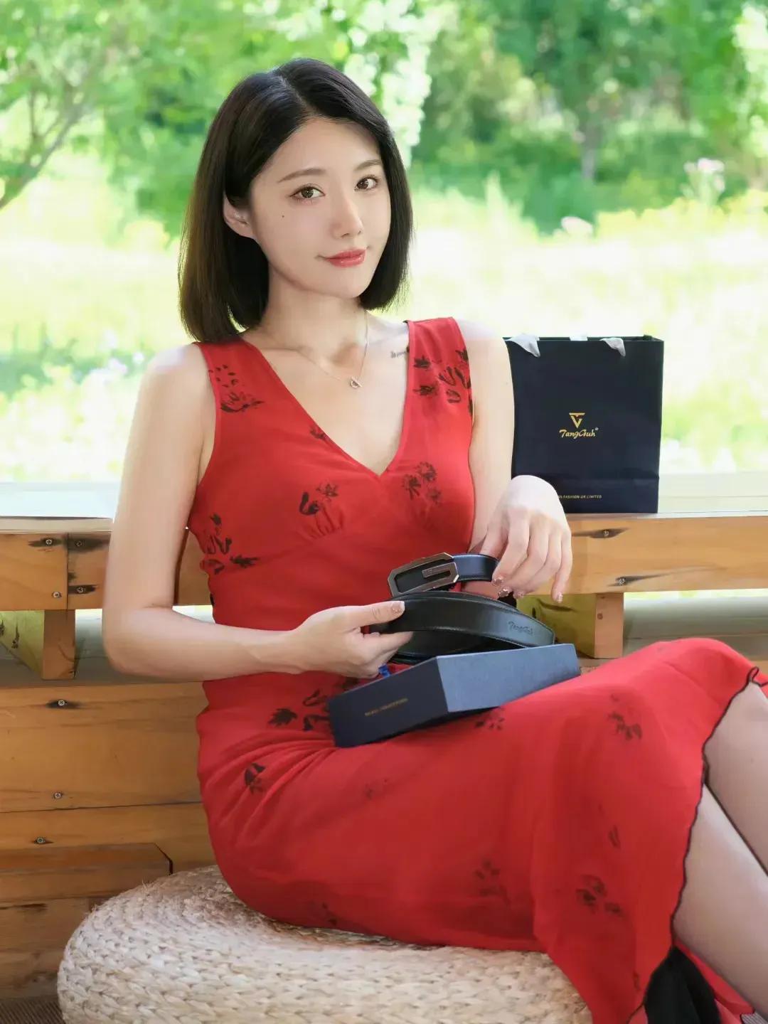 中长发红长裙，气质美女