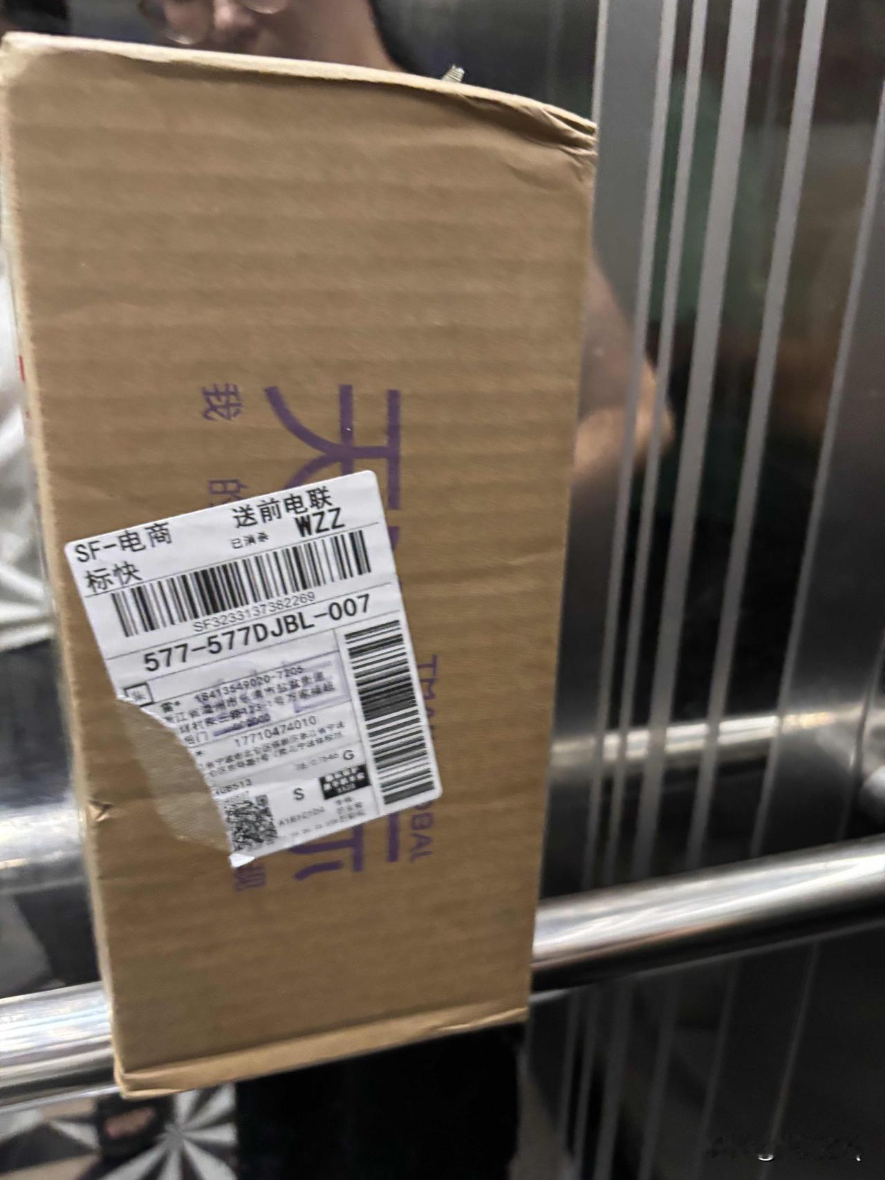 李艾说自己年龄渐长觉得不好意思露腿，也不爱穿短裤短裙。可她别忘了她好歹是模特啊，