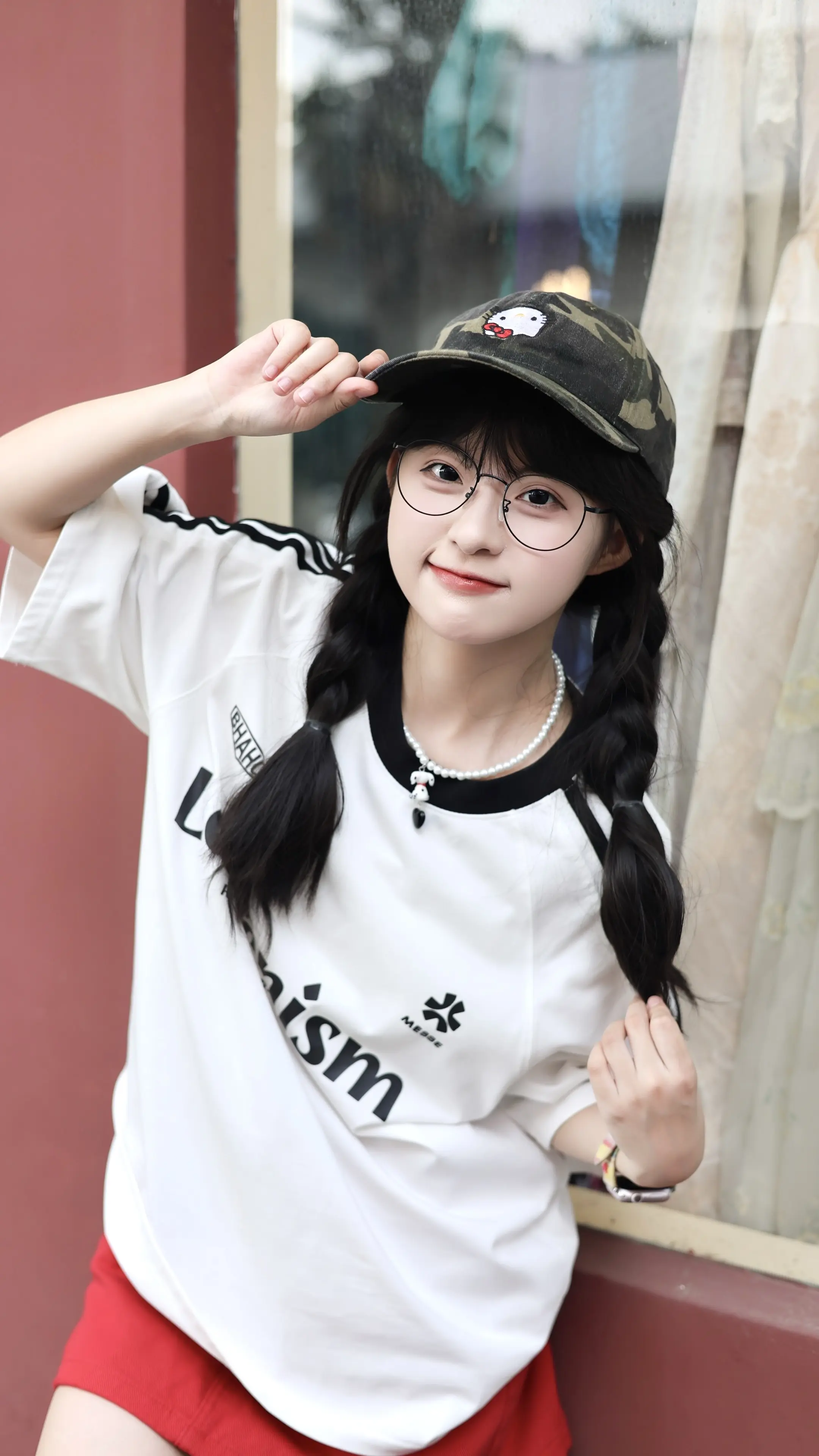 她只是经过
