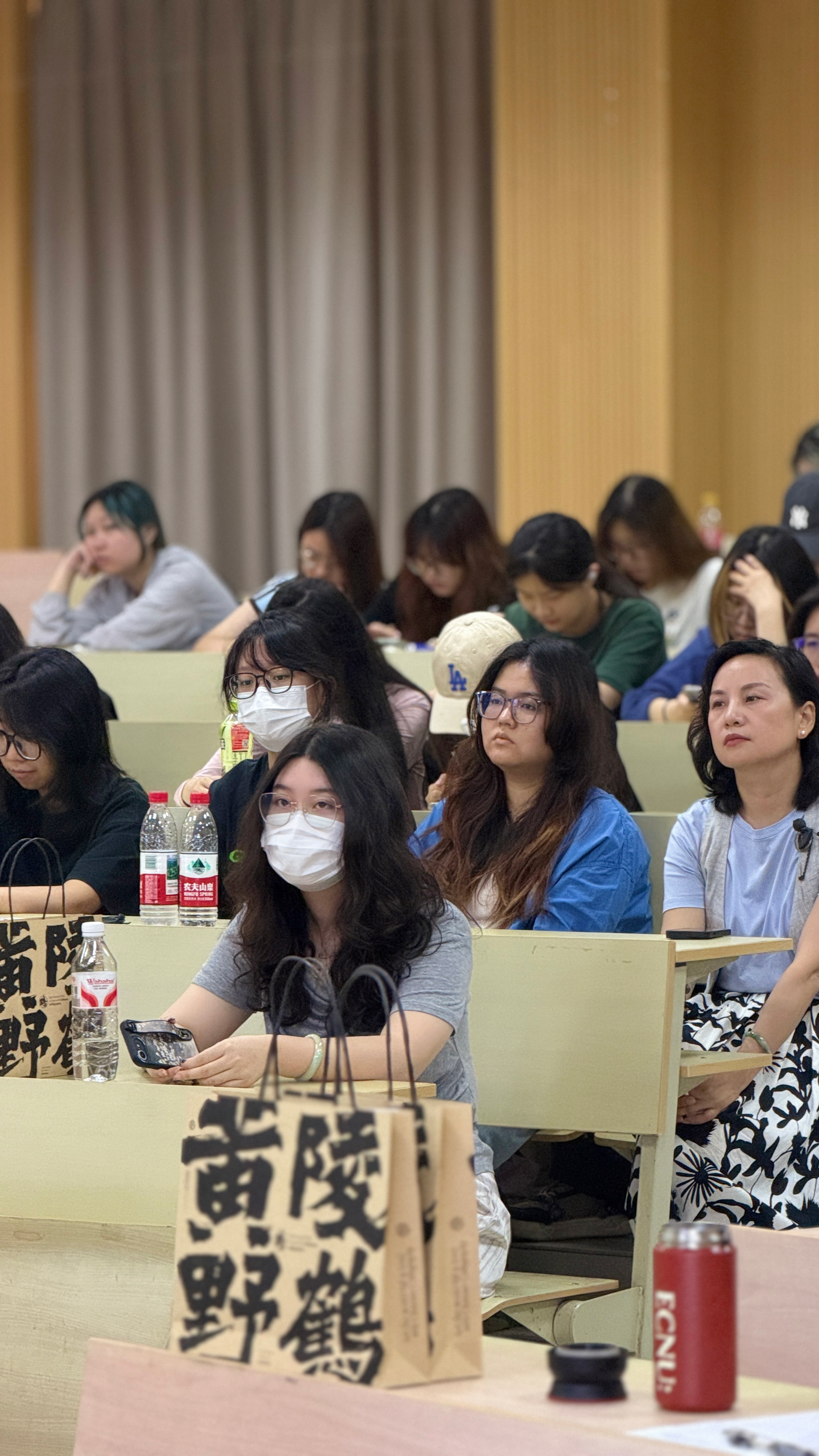献给设计师的课上海商学院×黄陵野鹤（思维的墙之设计人生）设计商业思维上海商学院