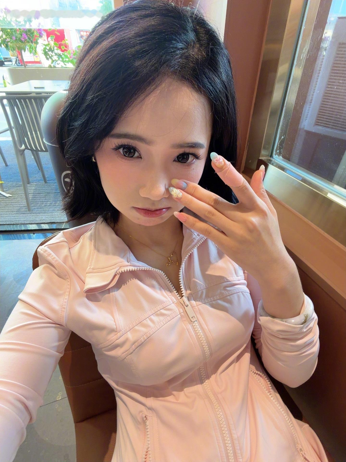 伸手不见五指？不，是伸手只见美丽。可见此人美商极高生活手记