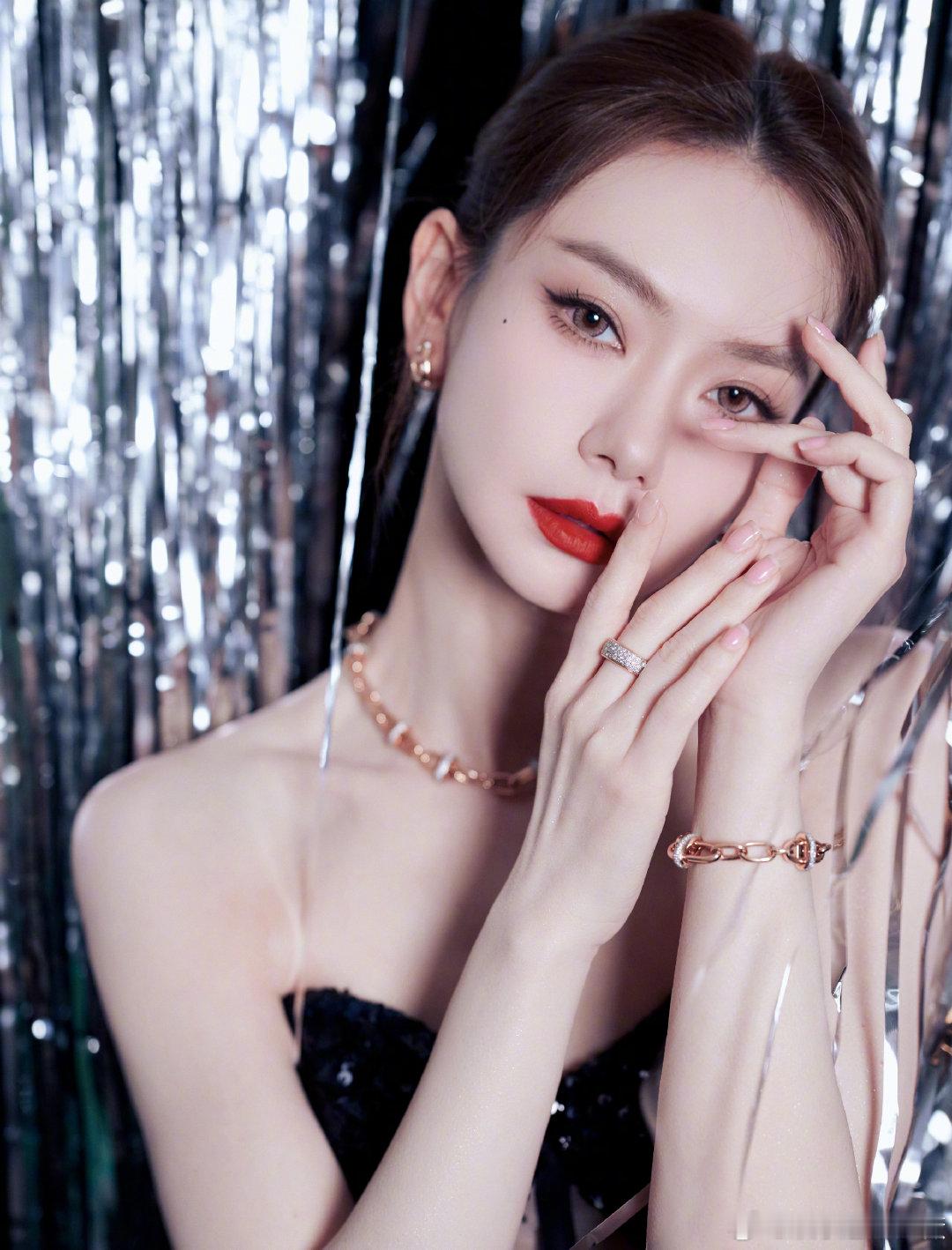 戚薇红唇红到骨子里黑色亮片高定加持，加上戚薇那标志性的红唇，妥妥的时尚大女主既视