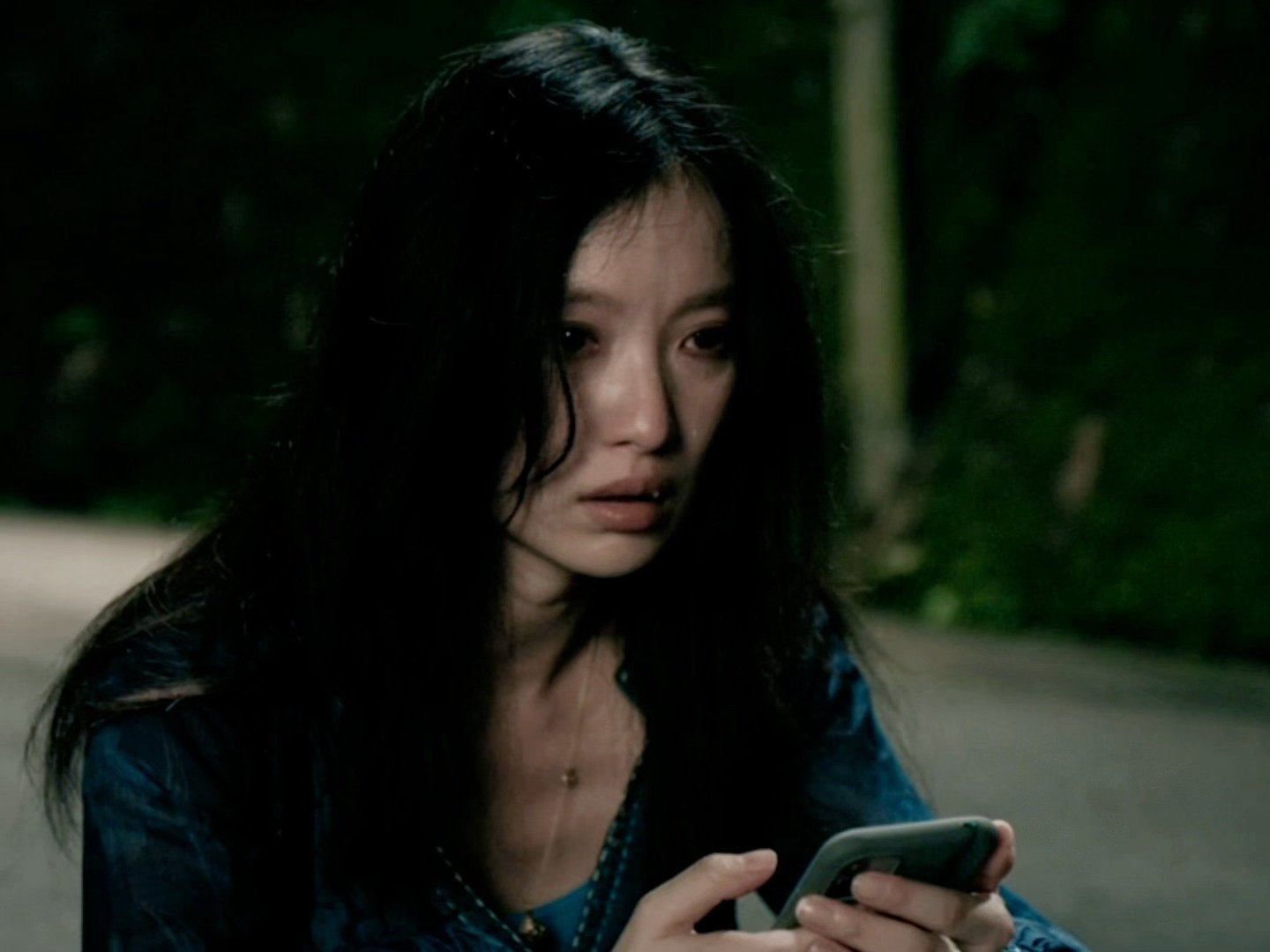 倪妮一把握住了粉丝的手倪妮隔空摸头粉丝 倪妮和粉丝的双向奔赴太好磕了！粉丝送礼物