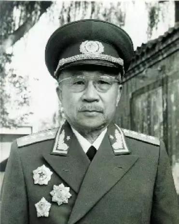 1965年，退休大将张云逸正在家中侍弄花草，耳边突然听到急促的电话铃声。接听后只