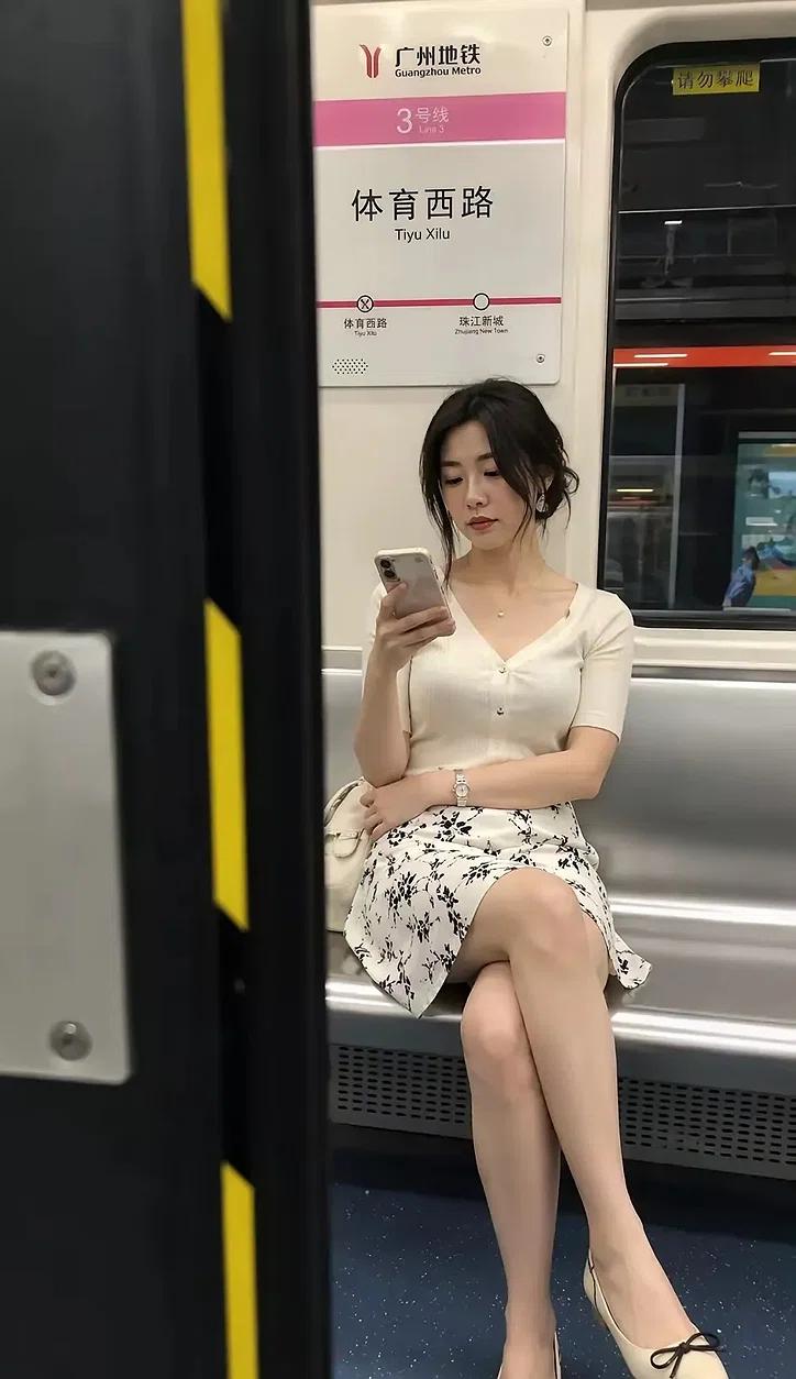 广州地铁3号线的随手抓拍📸！

白V领针织衫搭碎花短裙，温柔又知性。

低头看
