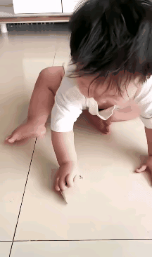 我的那个乖乖。这小孩抓起一条生泥鳅就放进嘴去吃，幸好妈妈发现的快，阻止没事吃进肚