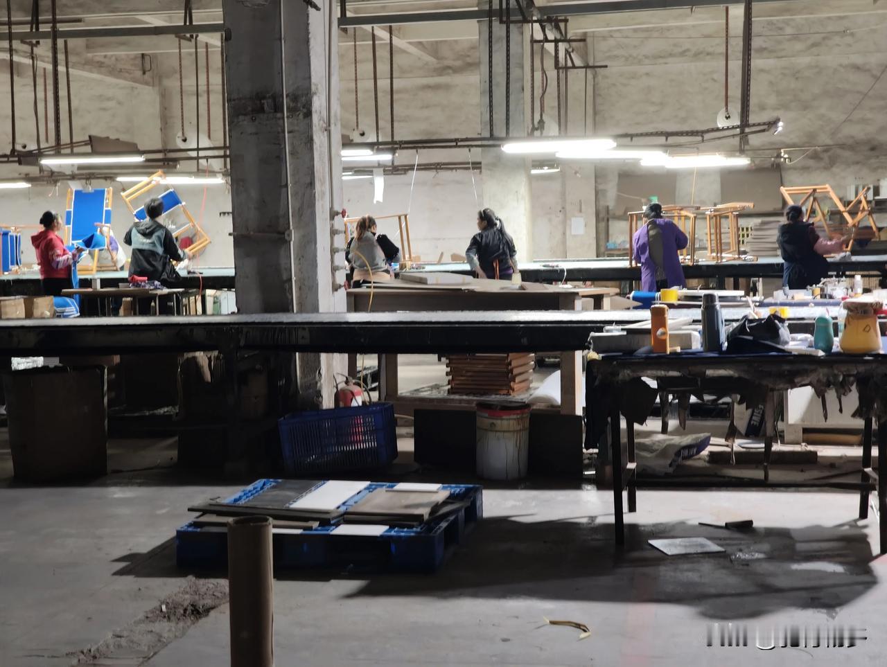 12月15日下午，车间里员工正在认真的工作，远距离拍张照记录一下工人们的辛苦瞬间