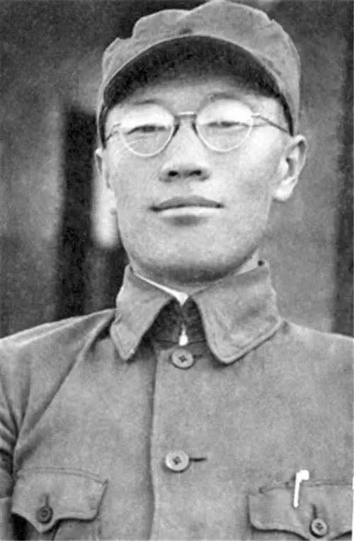 图一：东北民主联军第3纵队司令员程世才将军！

图二：头戴从日寇处缴获来的钢盔，