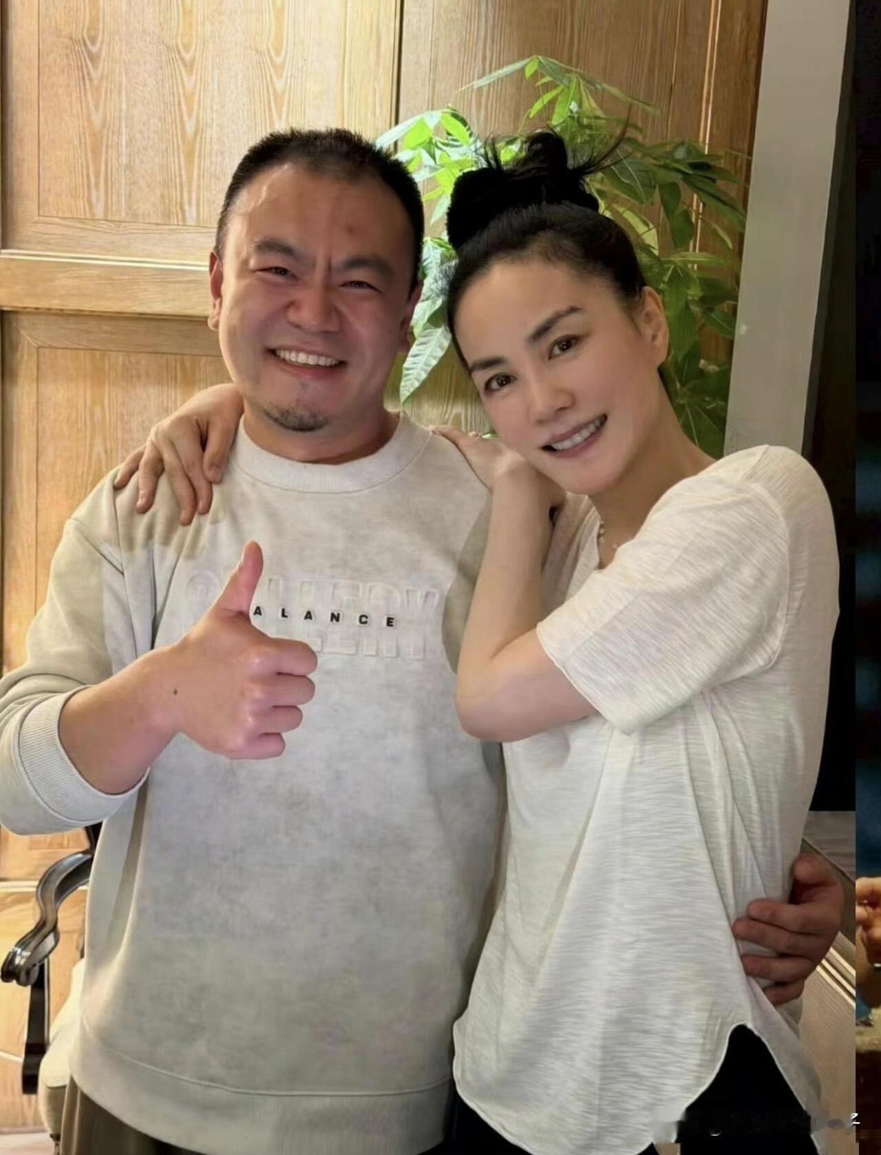 全网都在羡慕这位录音师，竟然能搂着王菲的腰一起合影！
5月13日，一位博主在社交