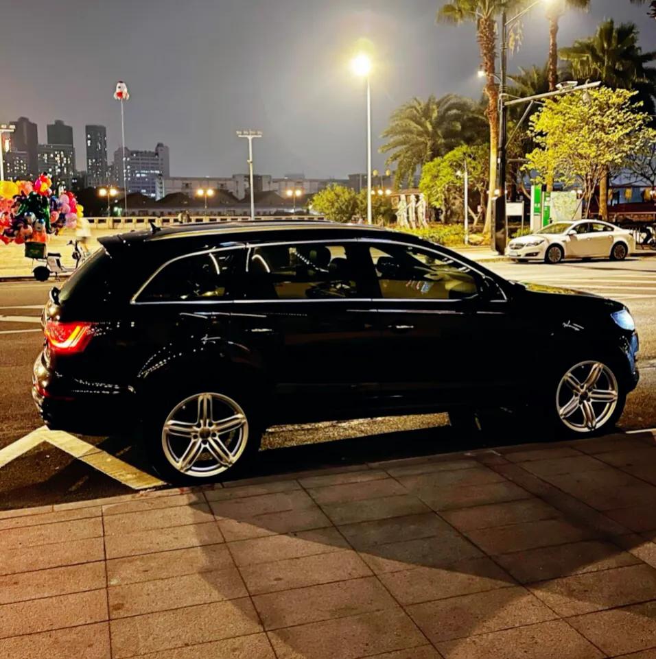 10年前的老款奥迪Q7美感依然在，5米多的车长还能同时做到比列协调，兼顾了商务和