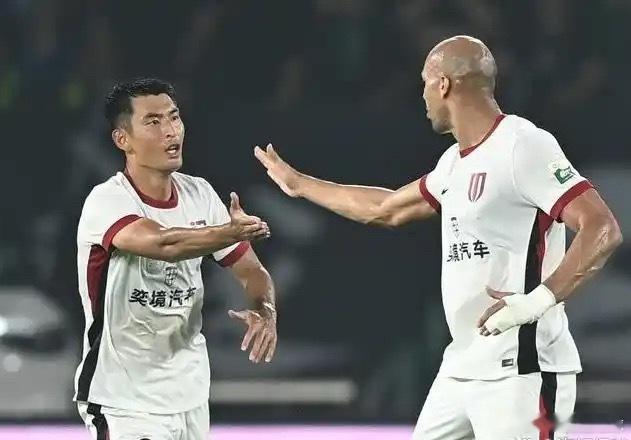成都蓉城终于回到了轨道上……今天约师安排的战术有了一些变化，让王子铭首发，与费利