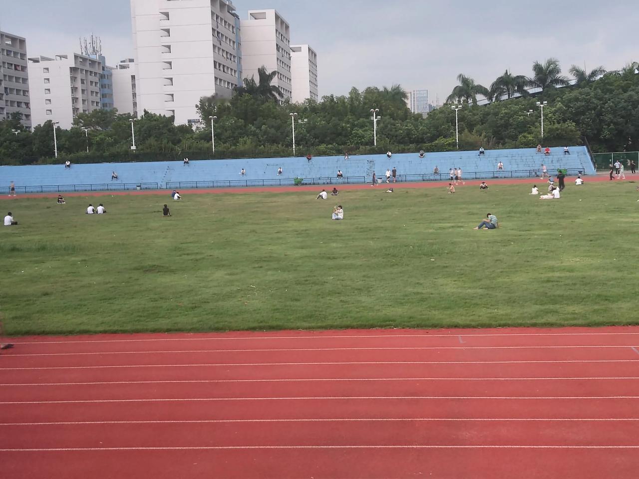 这一放假，人少了一大半，还留下的基本都是男的，女的都出去玩了。

