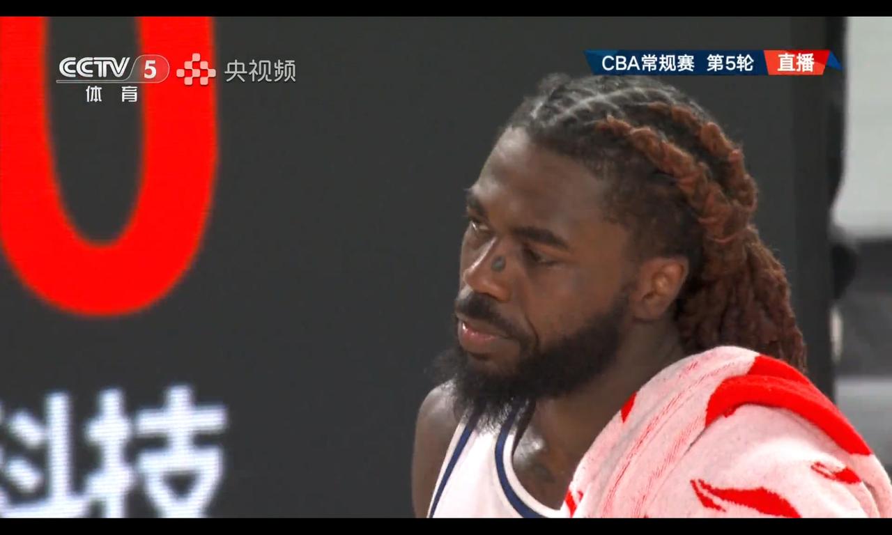 威瑟斯彭安慰哈里斯，7失误太离谱，他可能是刘炜的双刃剑

这些外援都是老乡，威瑟