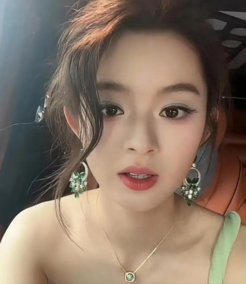 话说，黄杨钿甜的耳环事件，你们还有几人记得？

黄杨钿甜的耳环事件还没着落，现在
