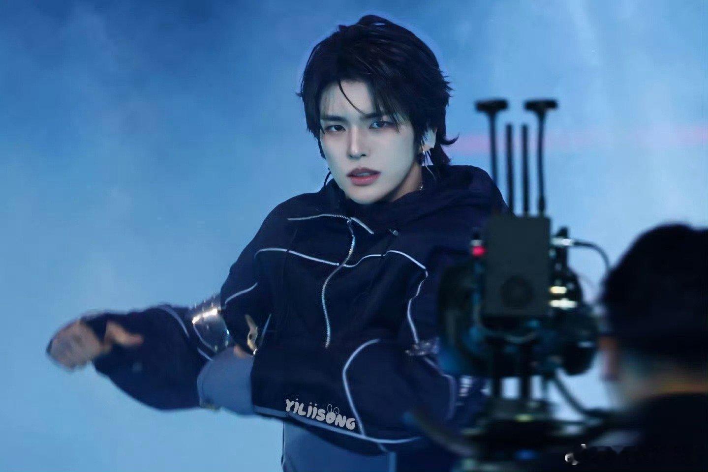 安利我担的N种方式 | 李松河亮相一周年特别特别喜欢的两张 小狼崽崽可爱死了 狼