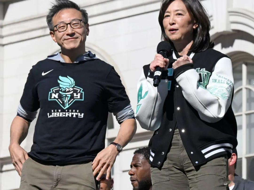 蔡崇信和吴明华官宣离婚的消息出来，最让人意外的不是三十年婚姻走到尽头，而是这份声