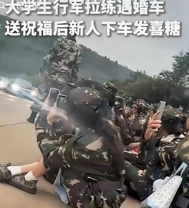“太暖心了！” 云南昆明街头，一队婚车在路上行驶时，偶遇正在拉练行军的大学生队伍