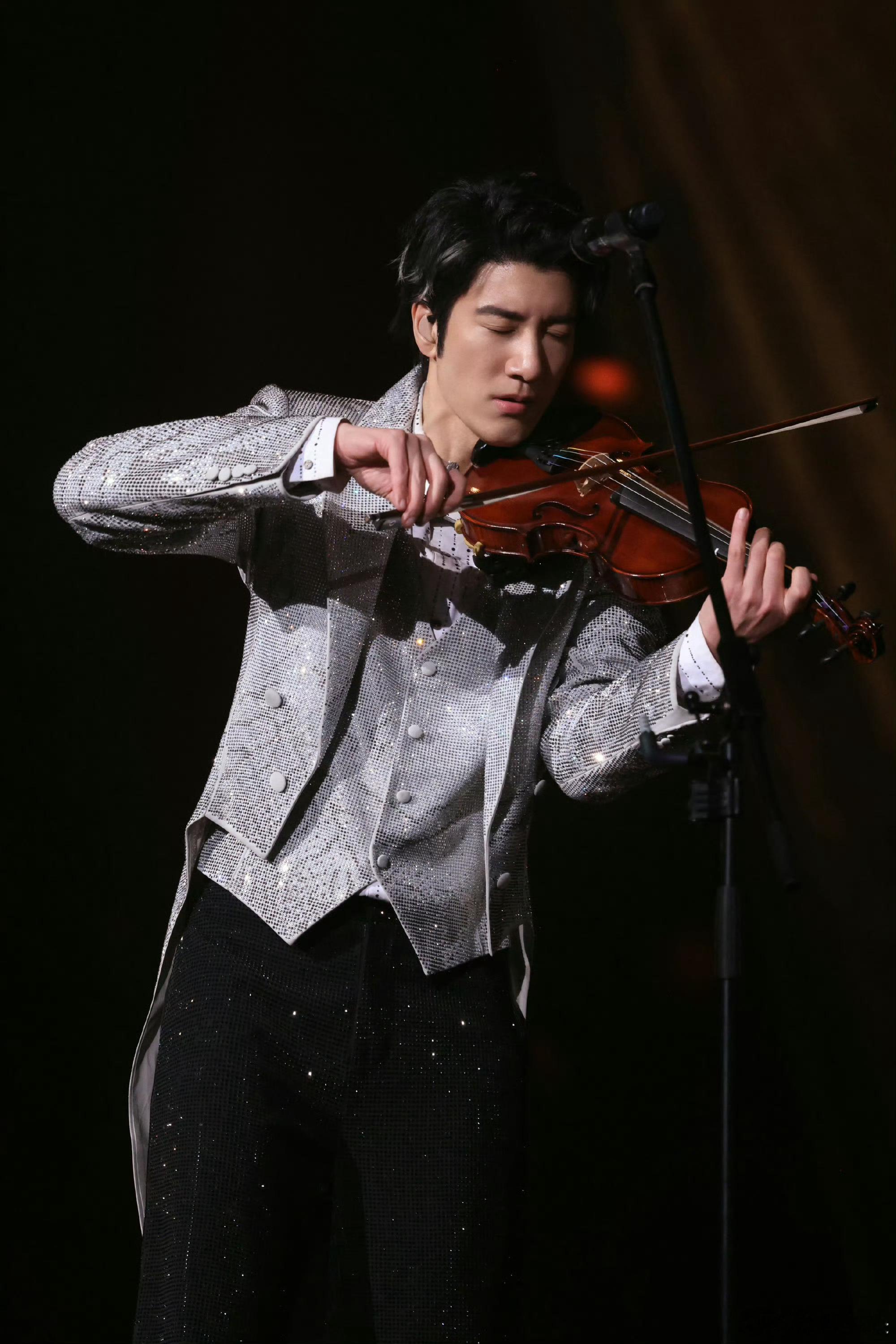 王力宏老实人饭撒正得发邪王力宏的饭撒也太真诚了吧！台上是优雅王子，台下摇下车窗认