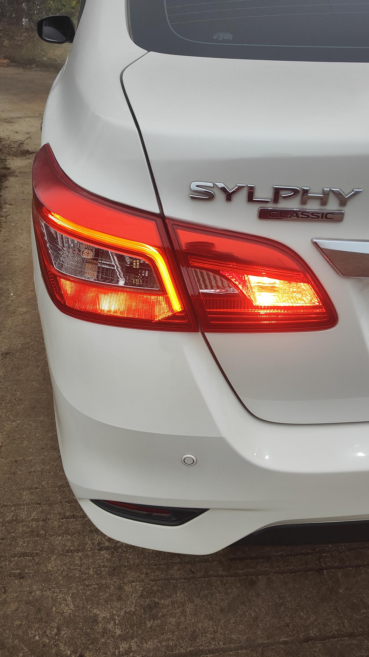 连后雾灯也减配了
两个减成了一个