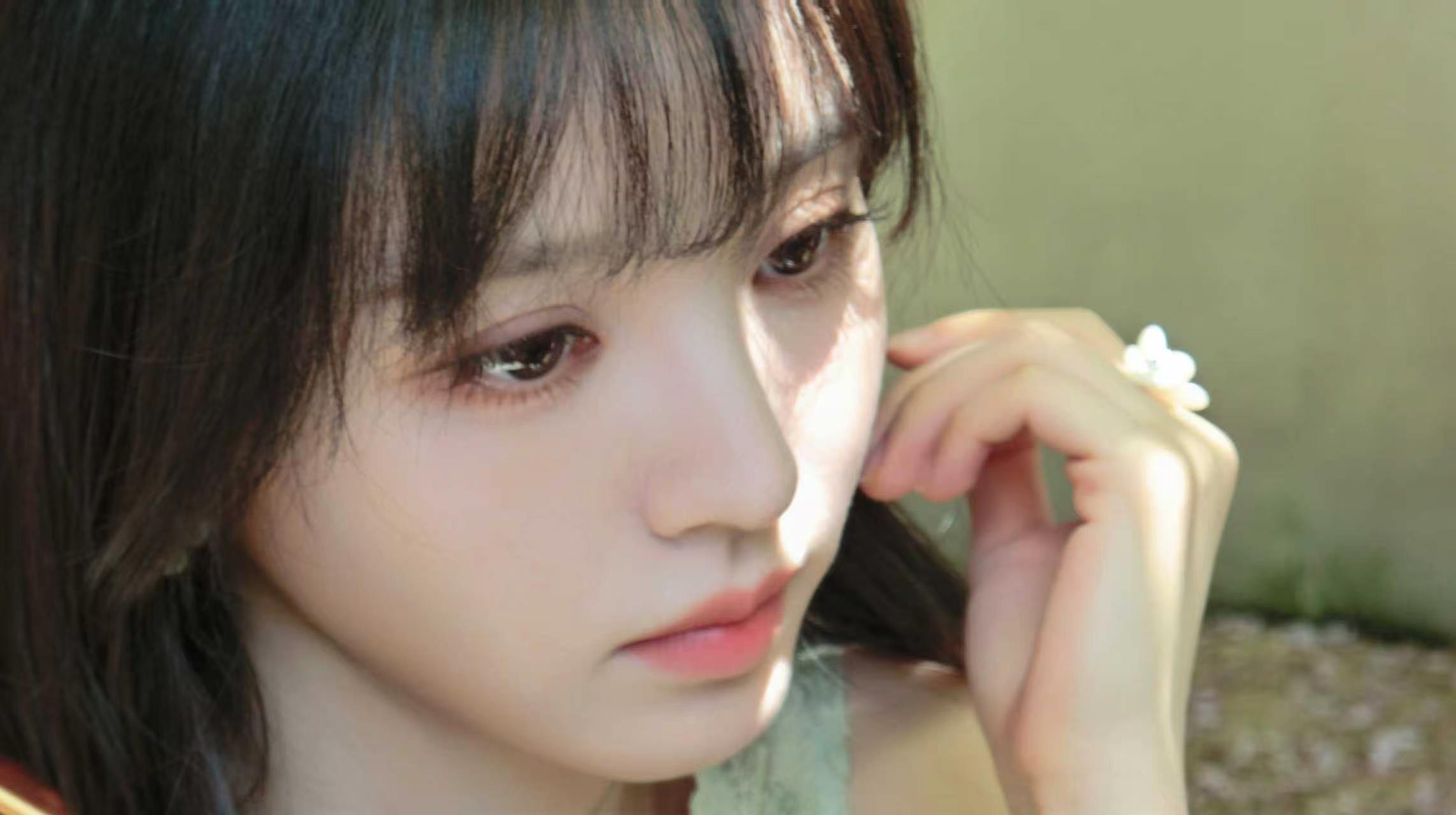 田曦薇初夏绿意随拍田曦薇氧气感美女   田曦薇初夏绿意随拍有氧气感美女驾到，是谁