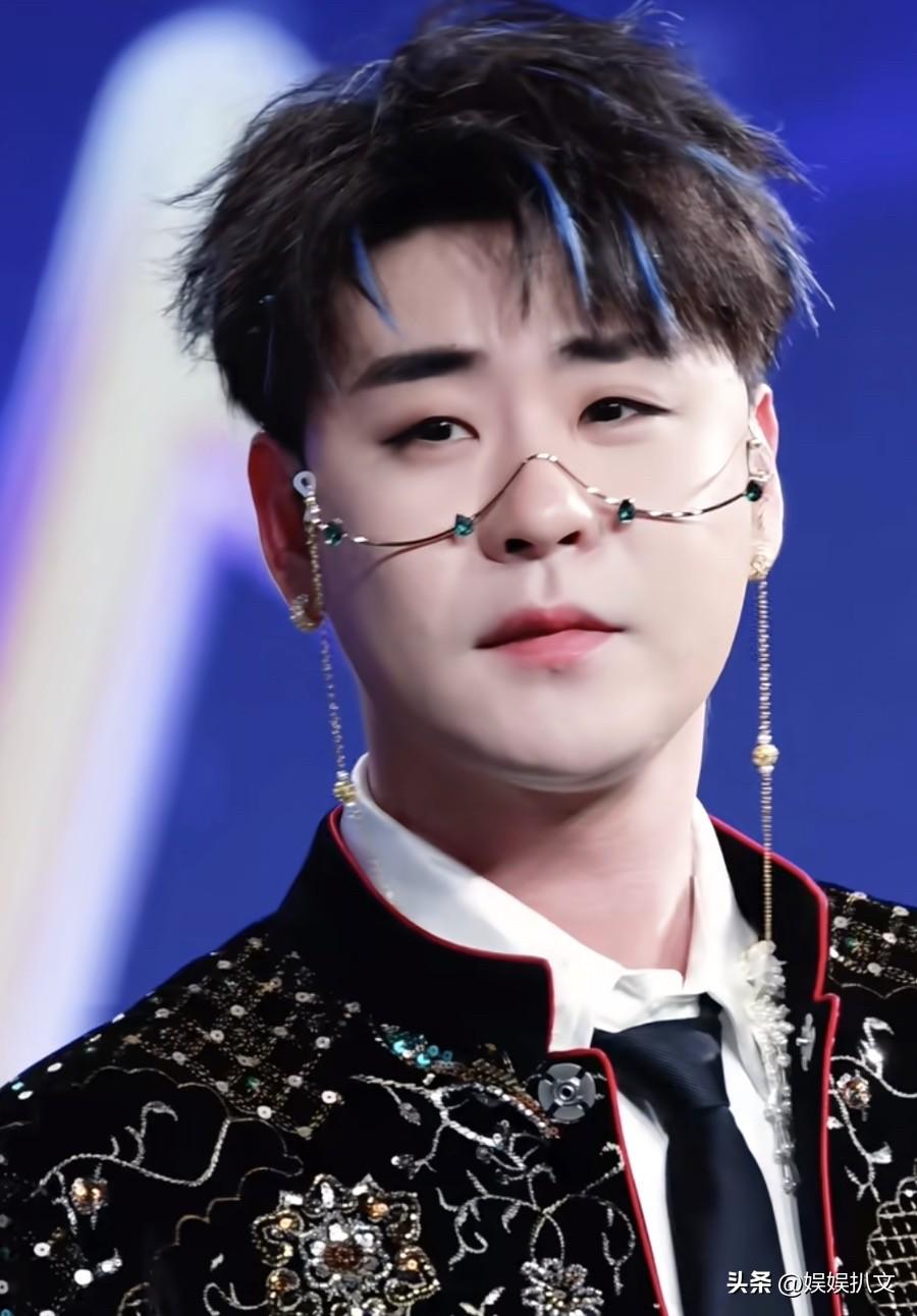 张云雷真的不要再胖了！时尚单品的鼻链，戴的都像老花镜了，这是吃饭吃的太香了吧。