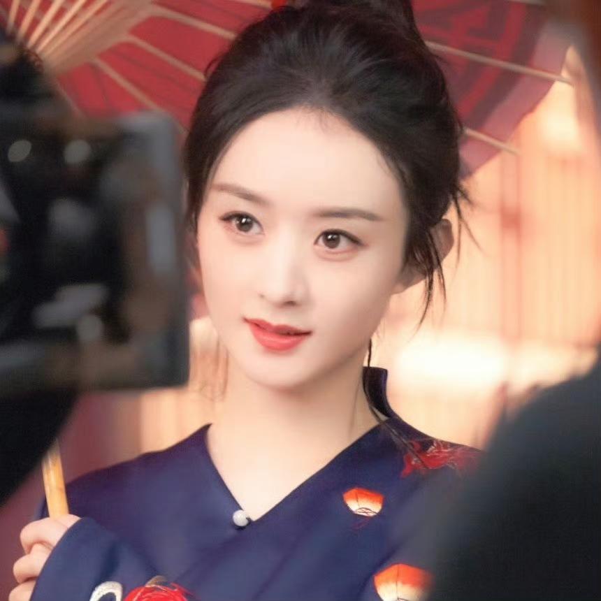 其实赵丽颖不管古装还是现代装，都有完全不一样的魅力，很难分出高下。
 
她的古装