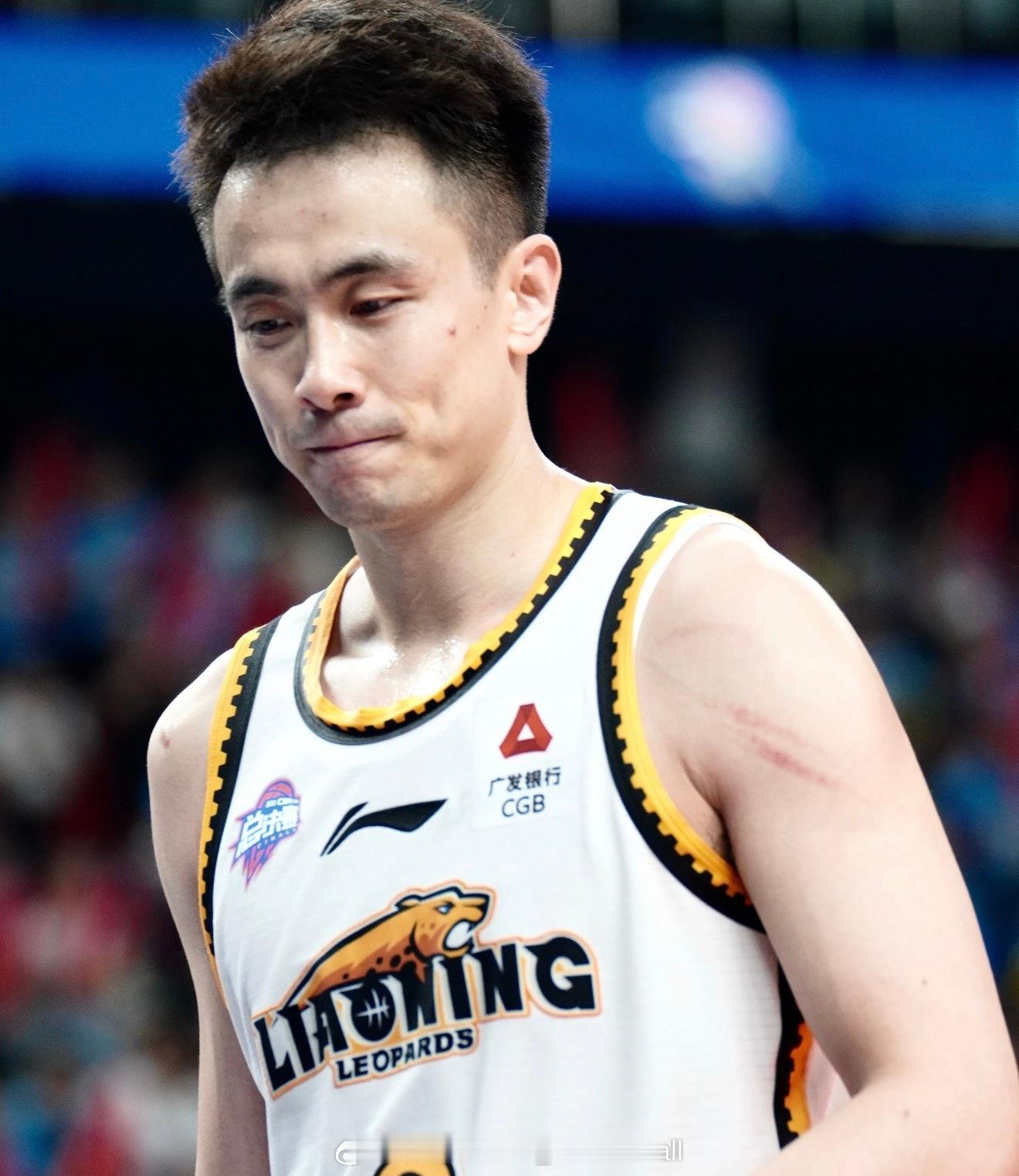 辽宁男篮队长赵继伟因遭遇腿部拉伤将缺席今晚客场对阵新疆的比赛新疆男篮vs辽宁男篮