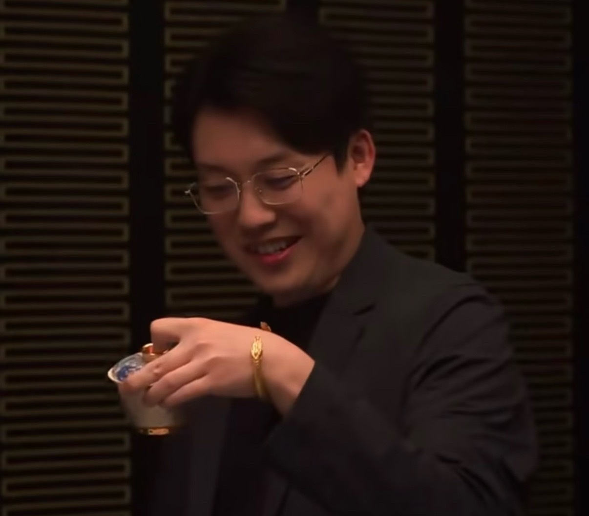 仁哥的镯子圈口好大，仁哥要么是偷偷报大了尺寸想要多点克数，要么就是继承了那个一米