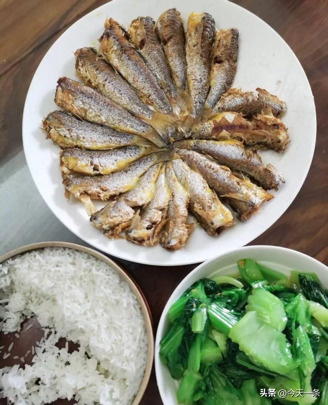 翘嘴是淡水鱼。
去头除内脏简单处理，撒薄盐腌一下，取平底锅加入少量油，煎至两面金