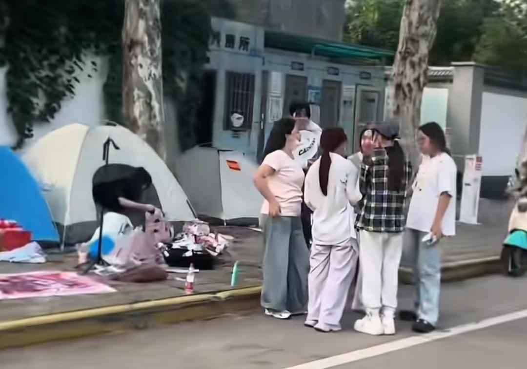 现在的年轻人已经在抵制这种行为了，出现倒是也不稀奇，也不意外，没办法，大部分人没