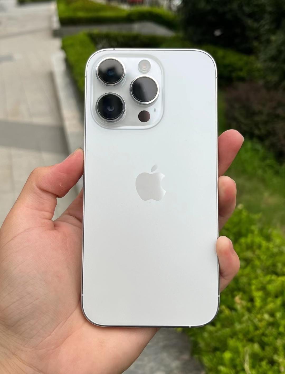 奢侈了一波，买了人生第一台带Pro的苹果🍎差不多花了我一个月的工资，其实买之前