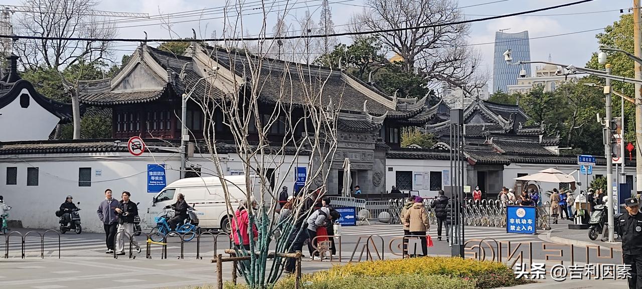 阴雨天接送孩子最难受
这几天连续阴雨，贵如油的春雨淅淅沥沥下个不停，小鸟歌唱，枯