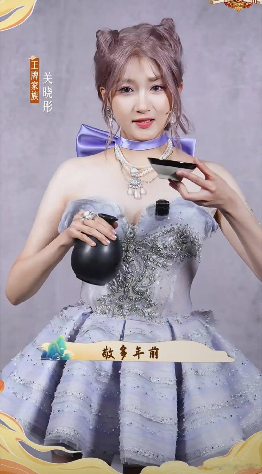 关晓彤真的好不适合甜妹造型啊，同款猫咪和双丸子发型，对比田曦薇差很大。但是黑长直