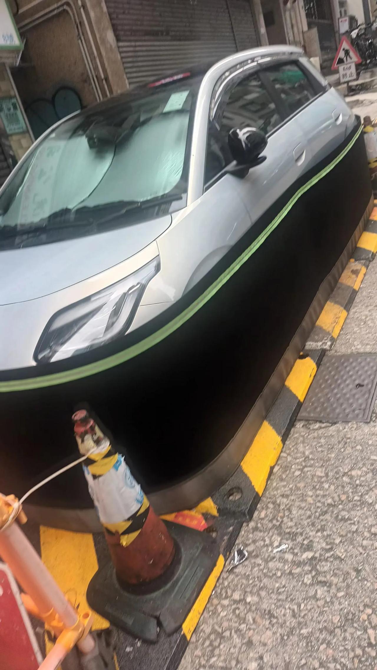 港地大厦里的停车场租金贵，月租动辄几千元。把车停泊路边，属事先安排付费专有泊位不