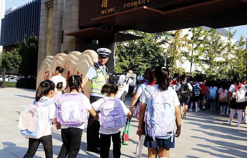 未央区从去年年底开始，各小学都通知要孩子8点20到校，以前学校上学是强调上学不能