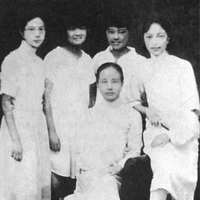 1923年，21岁的韦均一，成了9个孩子的后妈。她甩继女巴掌，逼继女退学，撕掉丈