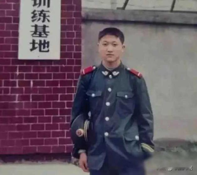 2006年，3名壮汉欲拐骗一位18岁女学生至南方。车上，女生悄声求救，同车的武警