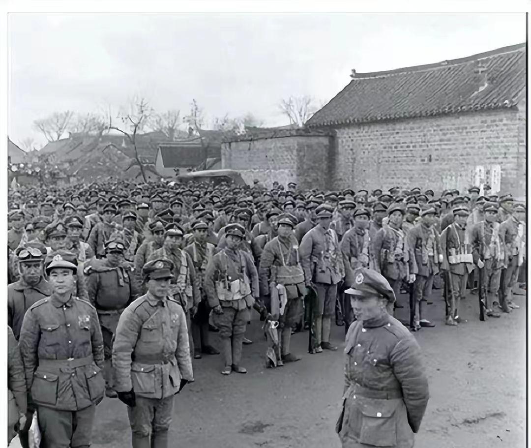 1949年，卢汉起义留退路：军部发200两黄金，失利就退深山打游击。
 
卢汉这