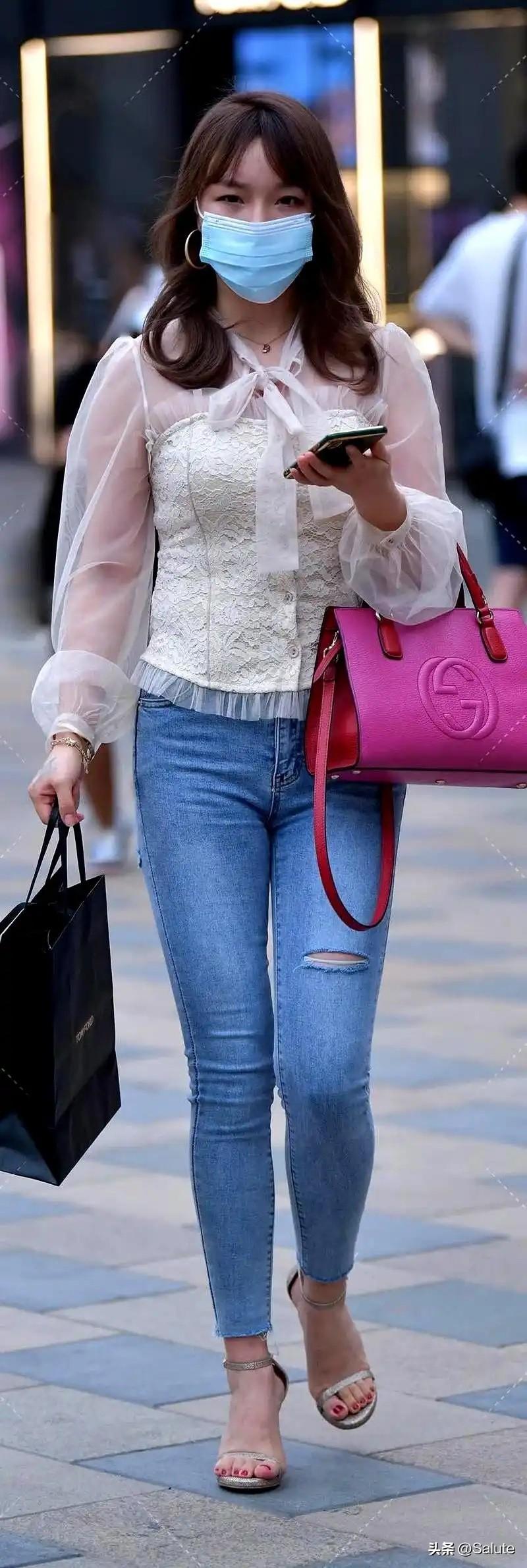 轻盈蕾丝上衣+牛仔裤，搭配闪亮高跟鞋，轻松打造都市时尚风！