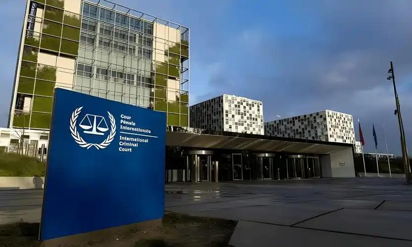 现在全世界都闹翻天了，各国首脑的声明一个接一个，电话线路忙得快冒烟，指责的声音此