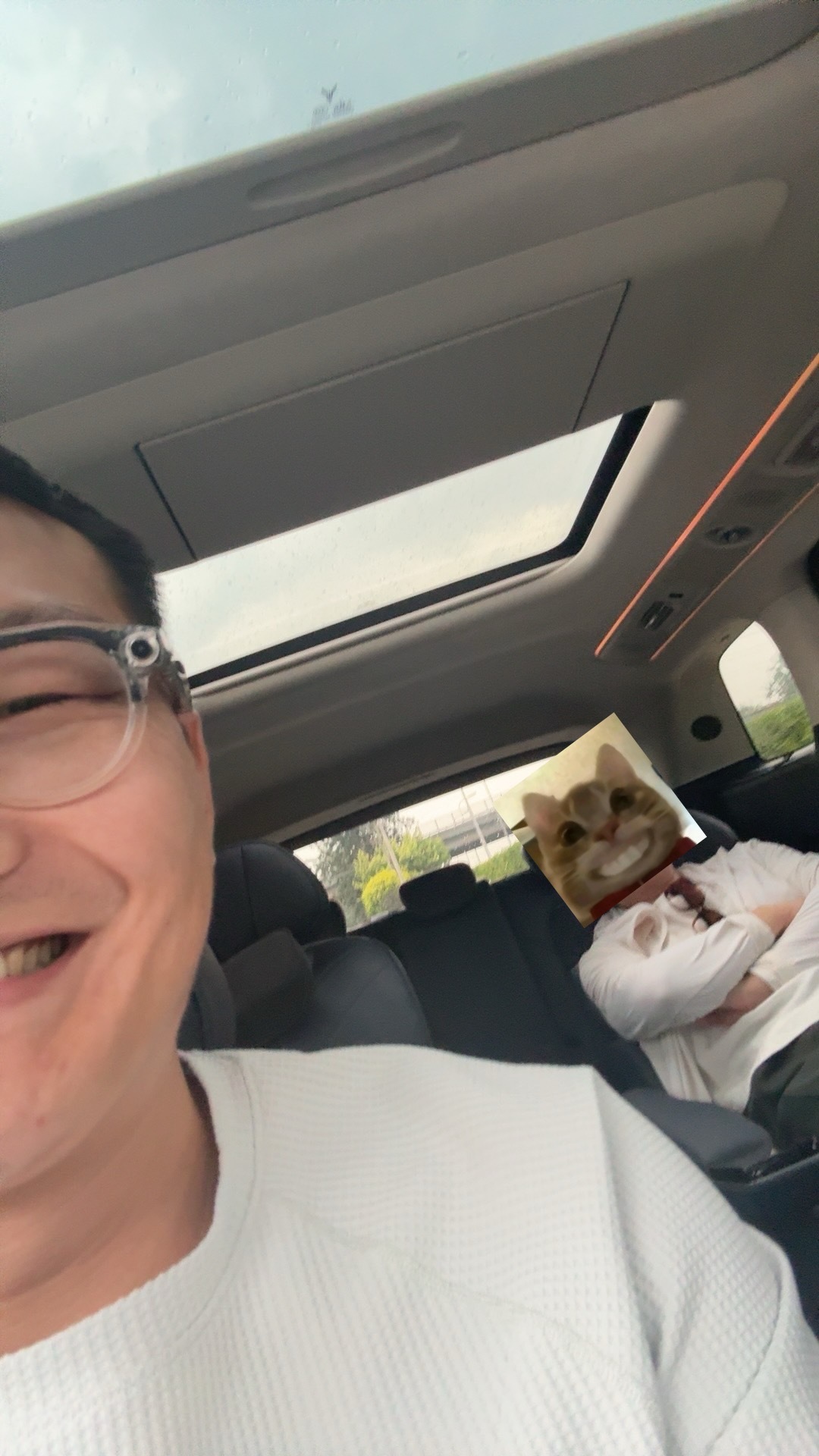 假期这几天带老赵出来溜达了一下，惊奇发现我妈居然在岚图梦想家第二排不晕车？！自打