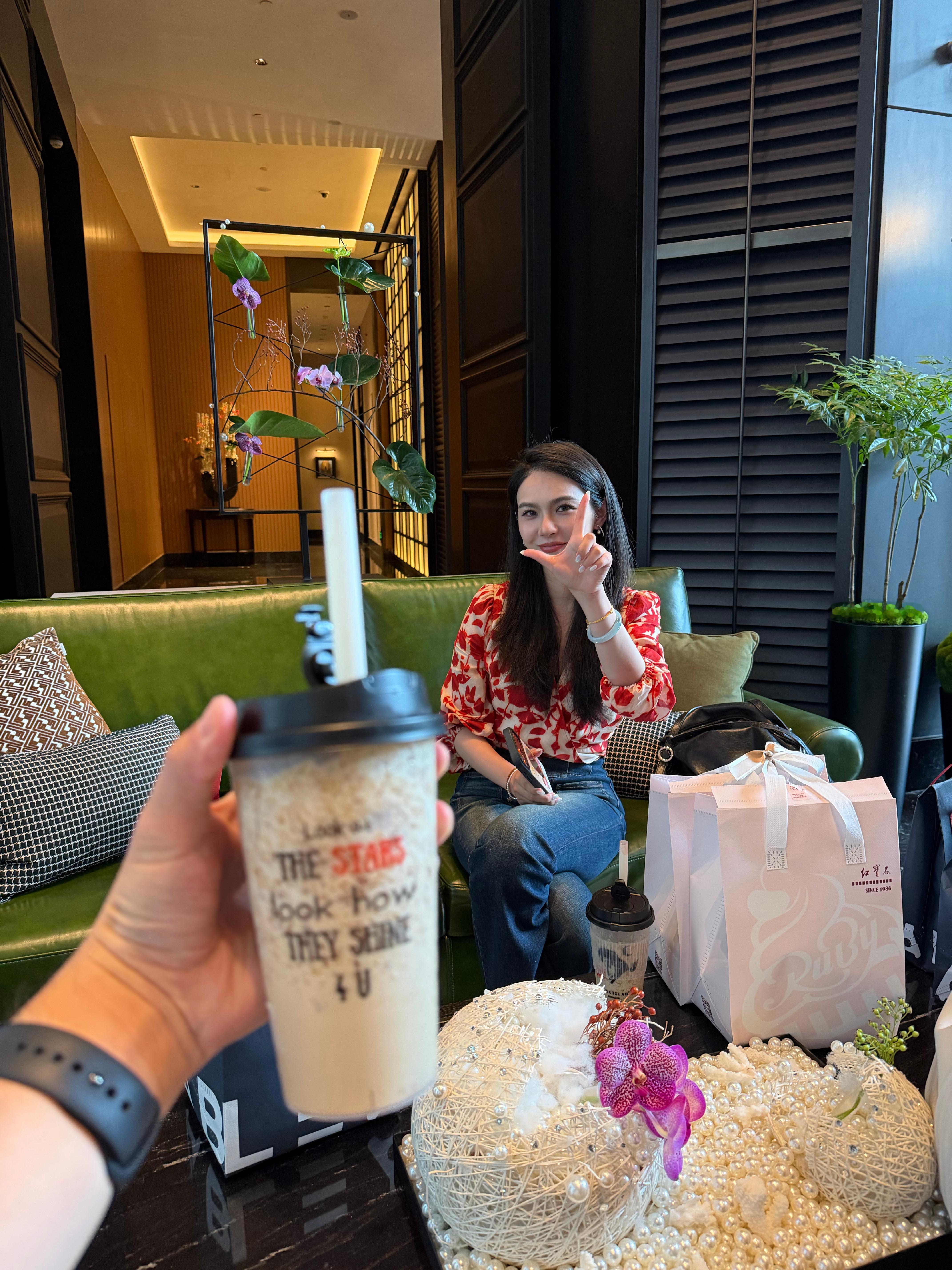 上海巨热，烦躁的我，刚进大堂看到一个美丽的背影端了一杯好喝的奶茶。🤓我心说，这