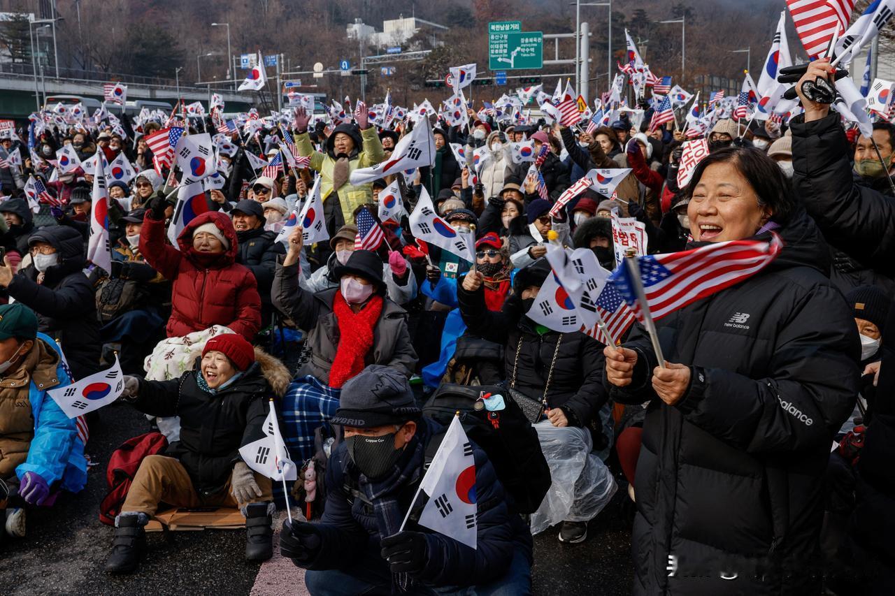 韩国这出戏整个就是一场荒诞剧，现在这个情况就是尽管所谓的公调处已经发出了对尹锡悦