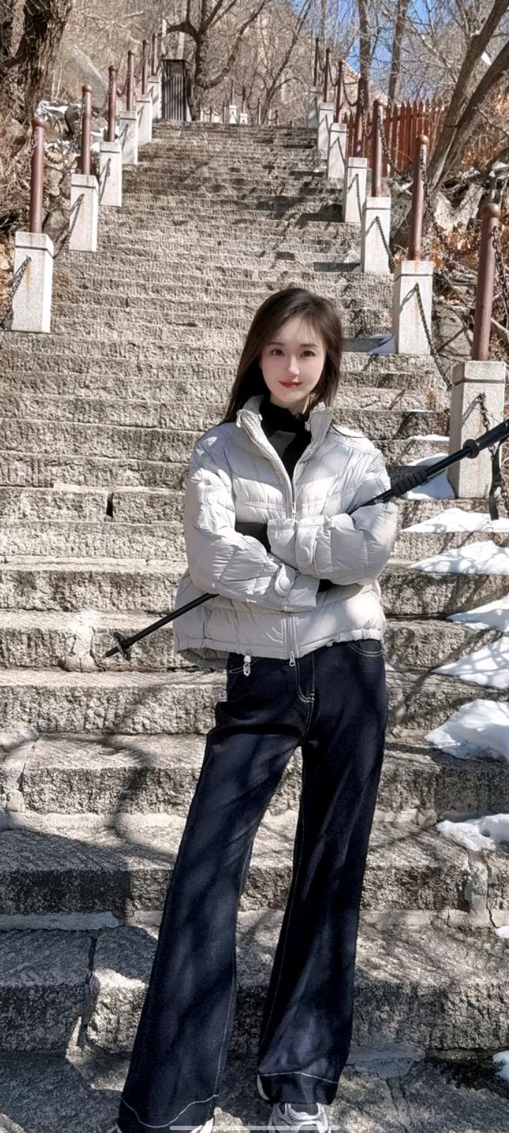 心动
 
我把晚风折成信笺
写满对你的温柔
月光悄悄落在肩头
像你轻轻牵住我的手