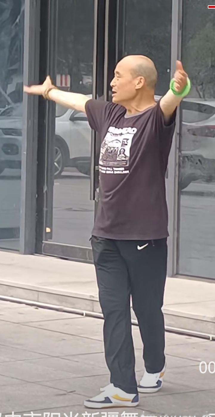【人世间·团长指导学员练舞记（二）】记录我的2026
生活是活给自己看的，
你有