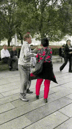 为了逞这点本事干嘛呢？
一对大爷大妈在公园里跳起了双人舞，大爷还不断的搂着大妈扭