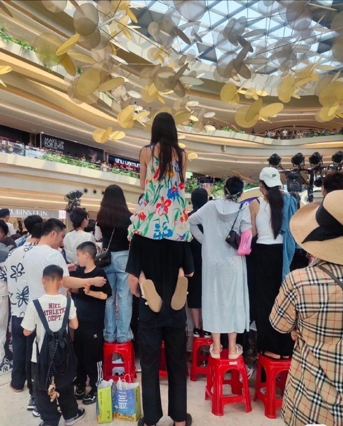 #大家为了看刘亦菲能有多拼# 刘亦菲活动人气是真的高！哈哈哈哈哈，他为了让她看刘
